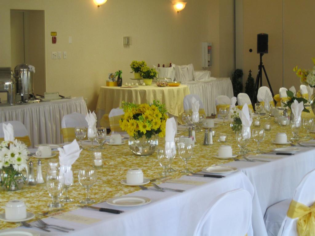 Coast High Country Inn Whitehorse Bagian luar foto