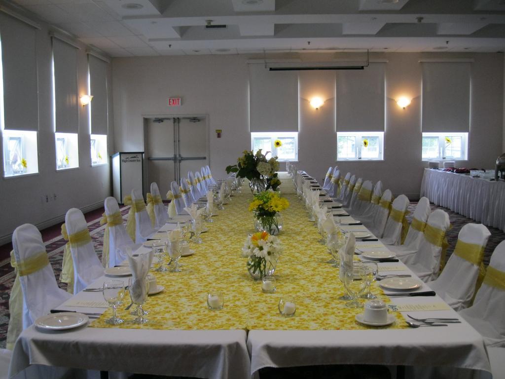 Coast High Country Inn Whitehorse Bagian luar foto